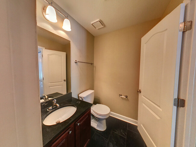 Building Photo - Gorgeous 1 bedroom 1.5 bathroom condo with...