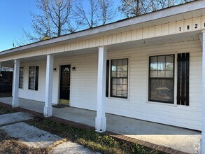 Building Photo - Cute 3 bedroom, 2 bathroom Ranch is waitin...