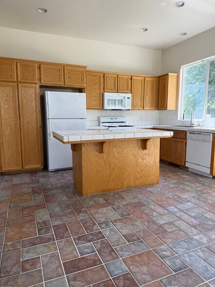 Kitchen - 1640 Cattlemen Ct