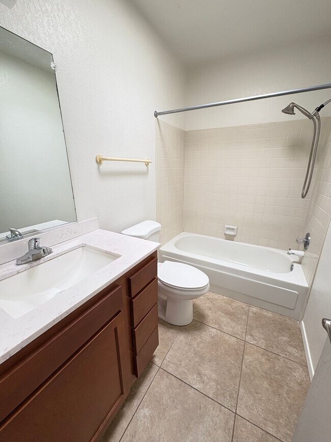 Building Photo - Townhome Cute 2bd/2ba