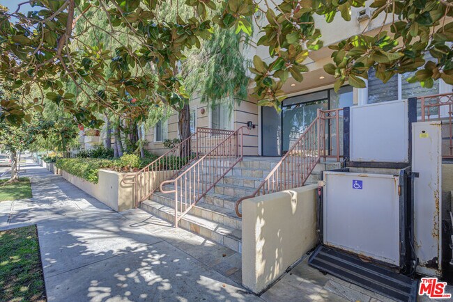 Building Photo - 1444 S Point View St