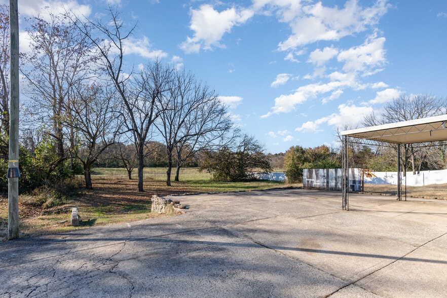 Building Photo - 3883 Crouch Dr