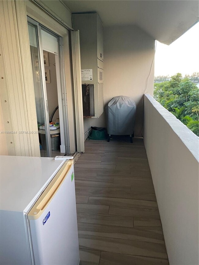 Building Photo - 2201 Brickell Ave