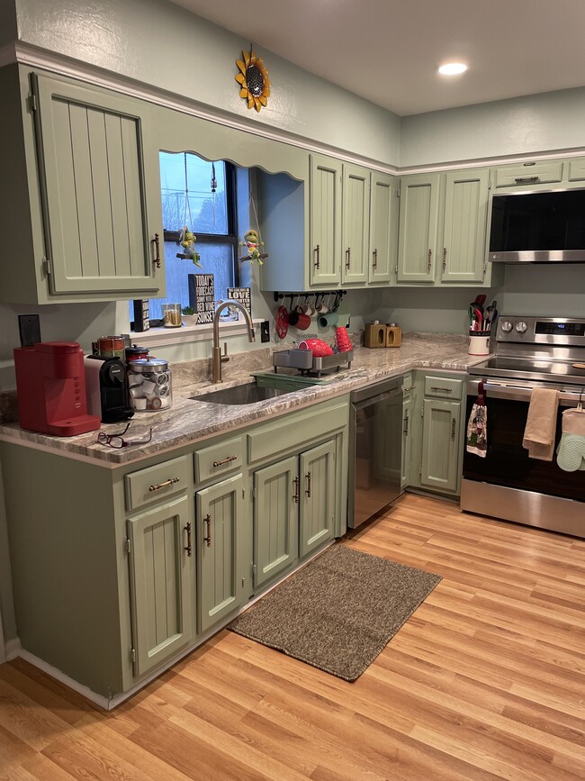 Building Photo - 4726 Hollis Rd