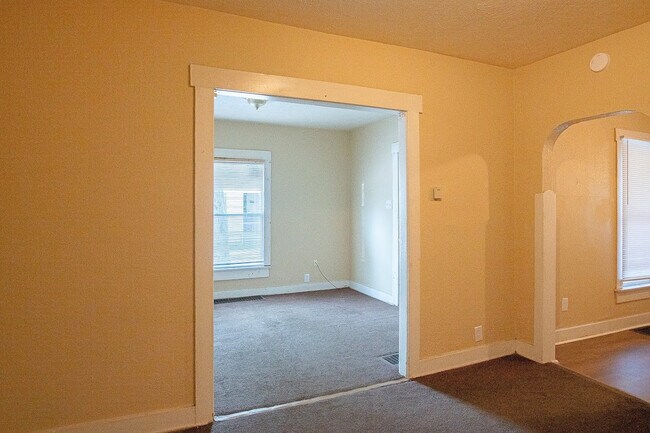 Building Photo - 311 Hart St