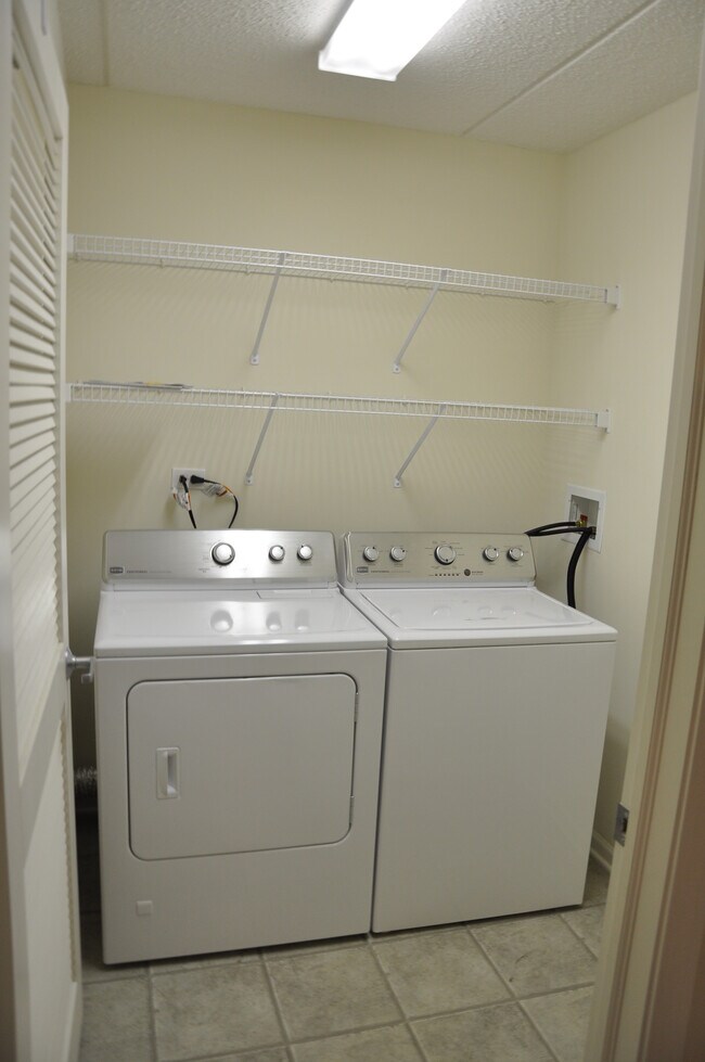 Building Photo - 410 Western Ave