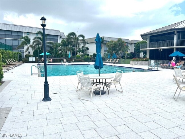 Building Photo - 788 Park Shore Dr