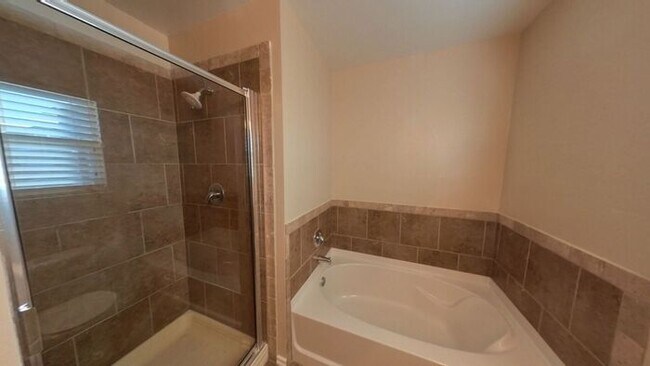Building Photo - Yukon 4 Bed
