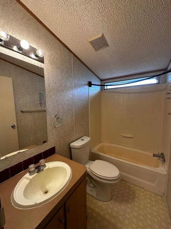 Building Photo - 3 Bedroom 2 Bath Mobile