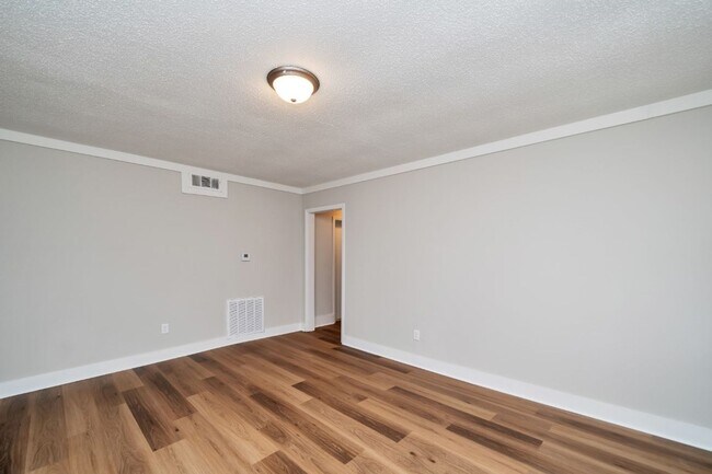 Building Photo - Super Cute & Super Clean 2-Bedroom Home in...