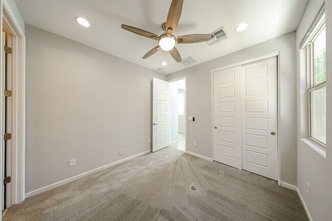 Building Photo - Beautiful 5bedrooms-2Baths Modern Style Home!