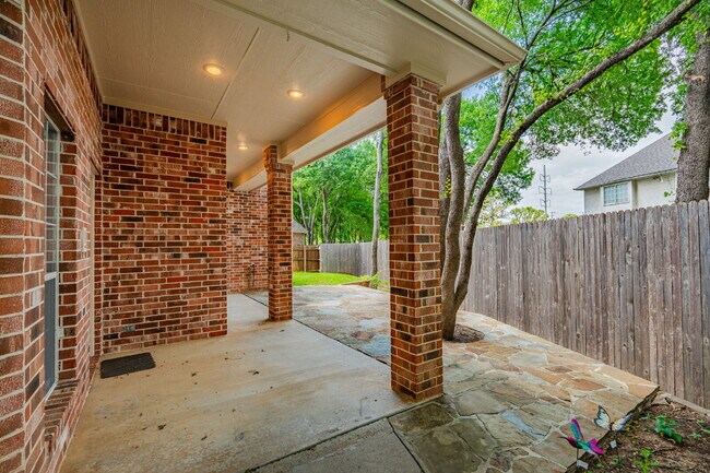 Building Photo - Perfect blend of comfort, style, and convenience.