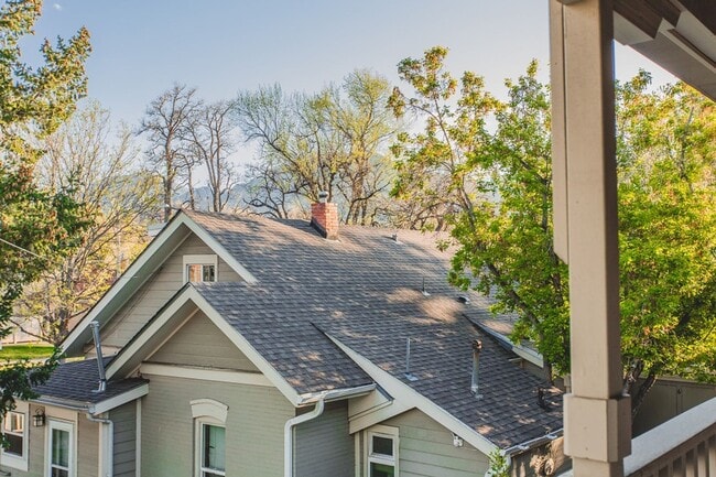 Building Photo - Immaculate Fully Renovated 2 bed/1 bath!