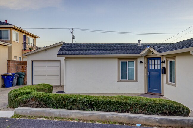 Building Photo - 675 3rd Ln