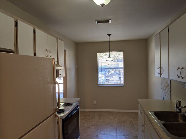 Building Photo - 2/2 Flat with Assigned Parking, Screen Porch, Inside Laundry