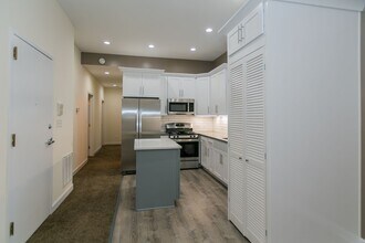 Building Photo - 2342 N Clark St