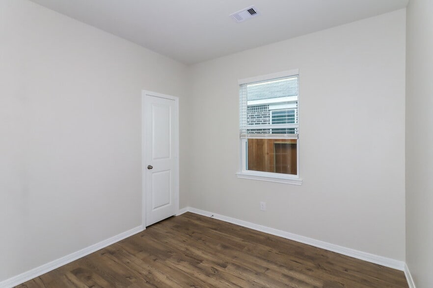 Building Photo - 404 San Miguel Crk Dr