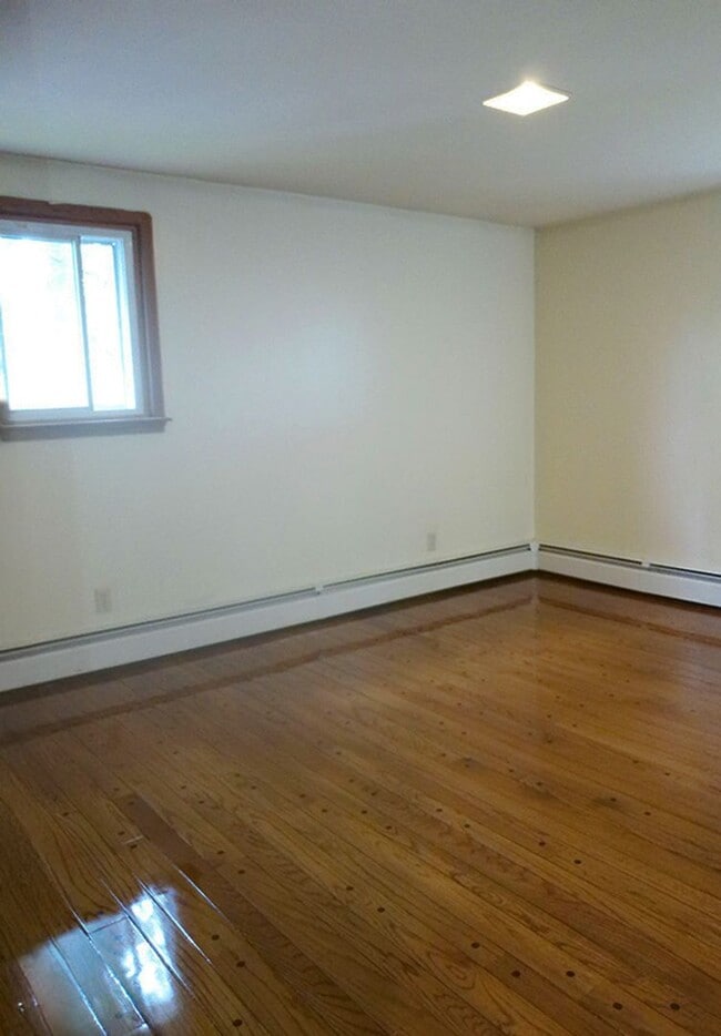 Building Photo - AVAILABLE 7/1/26 - Beautiful 5 Bedroom Sin...