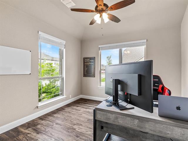 Building Photo - 905 Sedona St