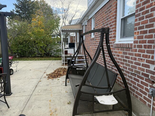 Building Photo - 147 Primrose Dr