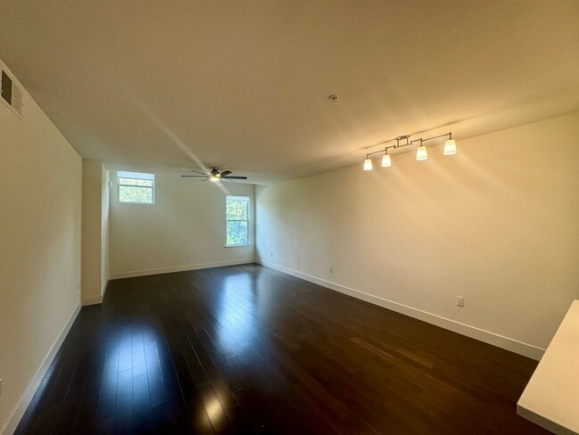 Building Photo - Gorgeous Top Floor Condo Located in Downto...