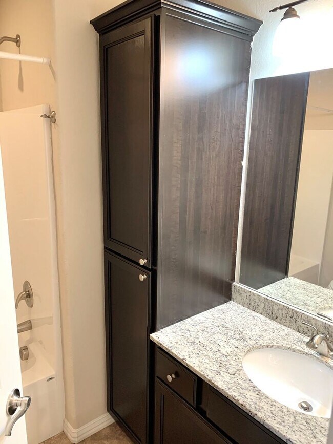 Building Photo - Townhome for Rent in Rogers - 3 bedrooms, ...