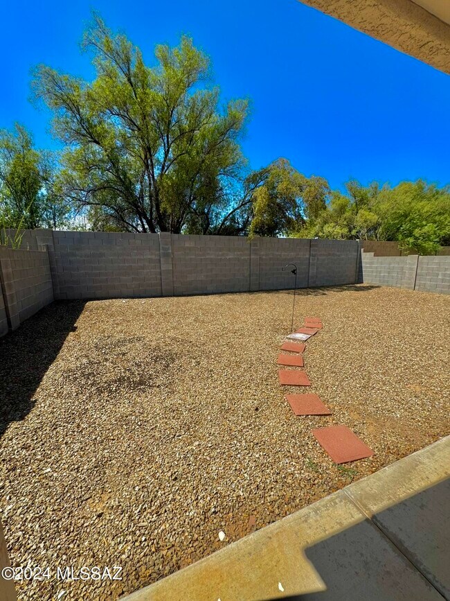 Building Photo - 7846 E Rooner Dr