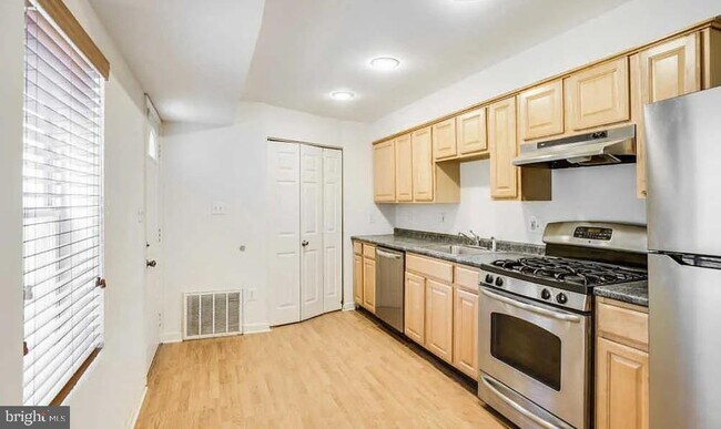 Building Photo - 729 10th St NE