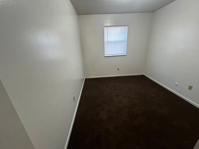 Building Photo - 1415 W Maple Ave