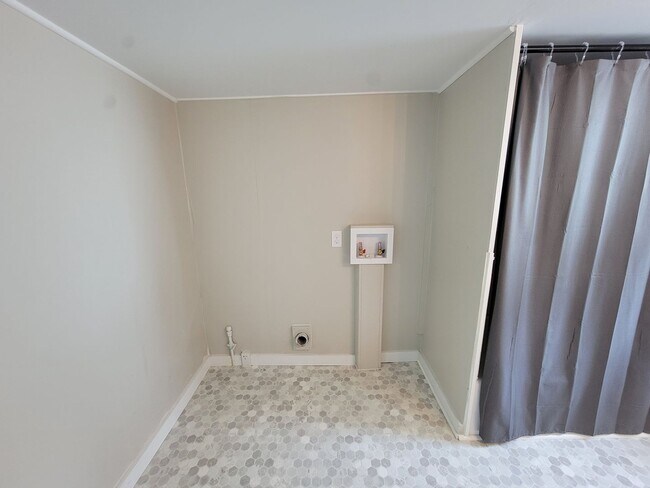 Building Photo - Updated 3-Bedroom, 1-Bathroom Home with Mo...