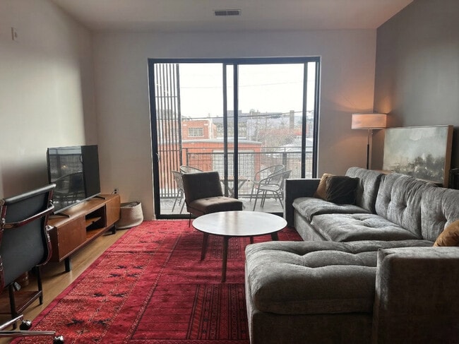 Building Photo - 324 S 2nd St