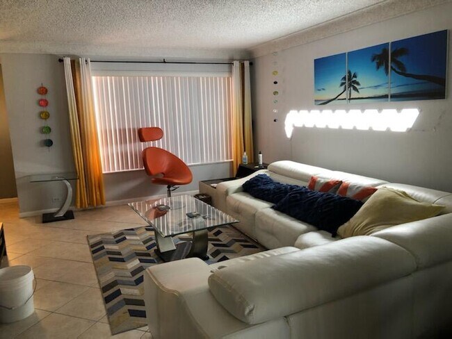 Building Photo - 2161 NE 51st Ct