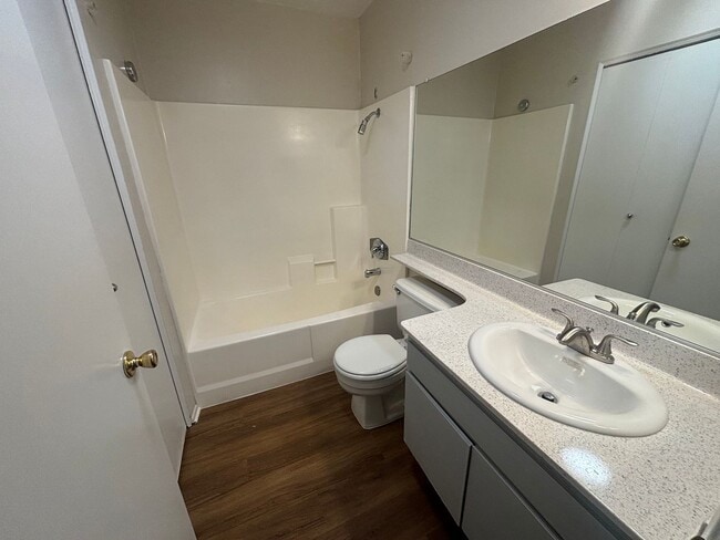 Building Photo - Beautiful 2-Bedroom Condo in Canyon Country!