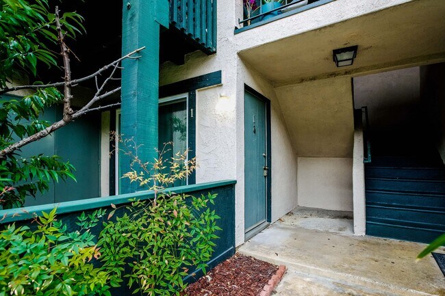Building Photo - Discover this well-appointed 2-bedroom, 2-bath condo in Lake Forest