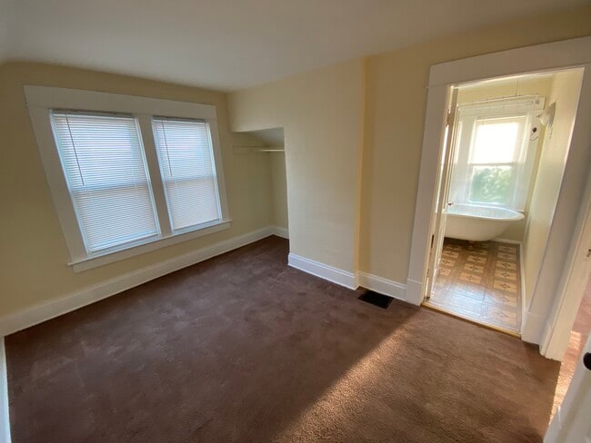 Building Photo - 271 Gift St.