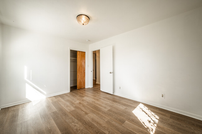 Building Photo - 908 S Maple St