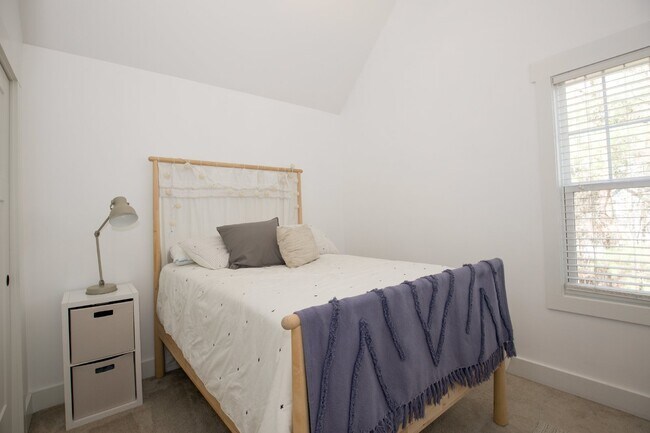 Building Photo - Charming Cottage in DOWNTOWN Southern Pines