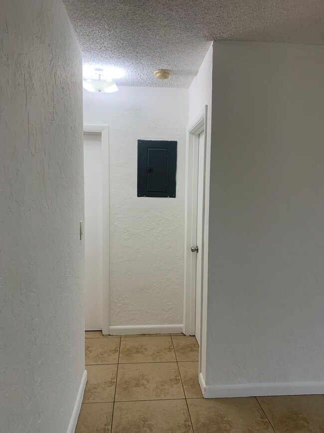 Building Photo - 2 Bedrooms in Hallandale Beach