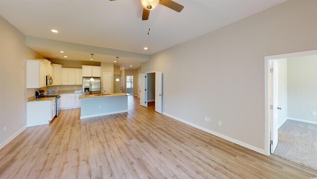 Building Photo - 13 Racquet Club Dr