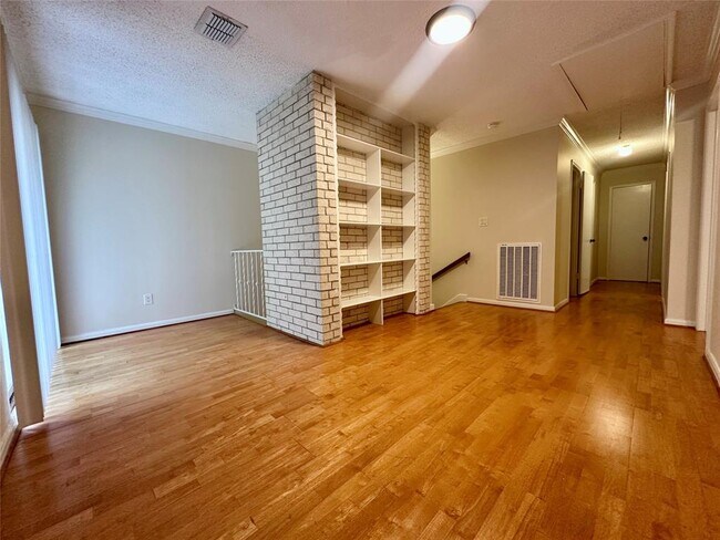 Building Photo - 10730 Briar Forest Dr