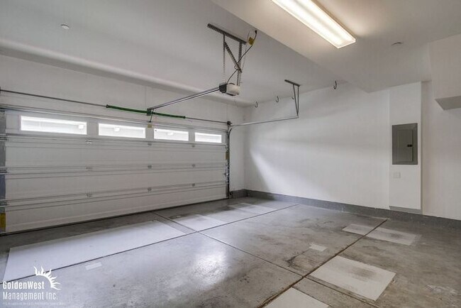 Building Photo - Stunning 3Bdm 2.5Ba Townhome in the Heart of Imperial Beach