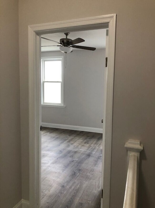 Building Photo - Beautiful and ready to move in 3 Bedroom, 1 Full Bath home just minutes from downtown!