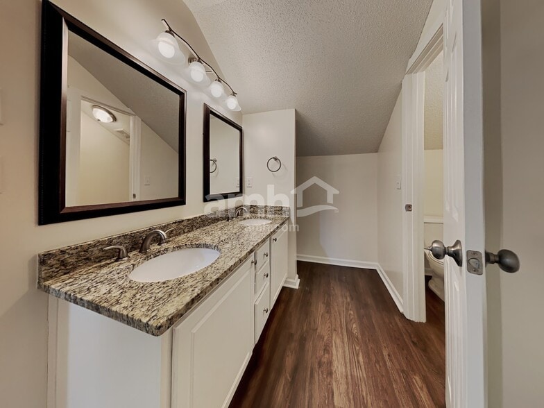 Building Photo - 119 Macallan Ct