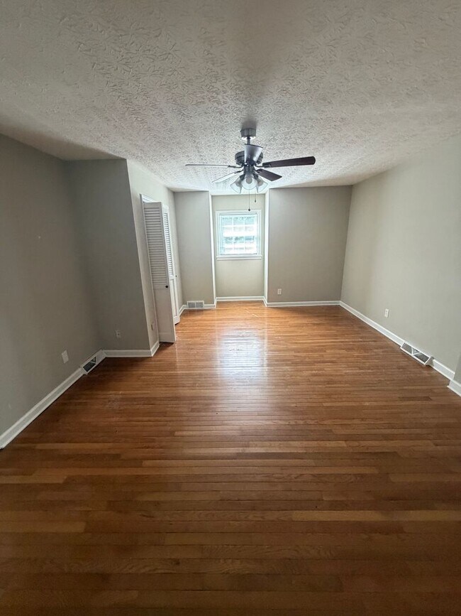 Building Photo - 3 Bedroom 3 Bathroom For Rent