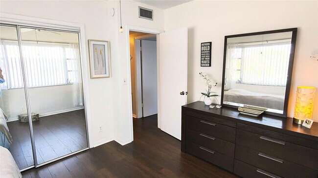 Building Photo - 412 S Cypress Rd