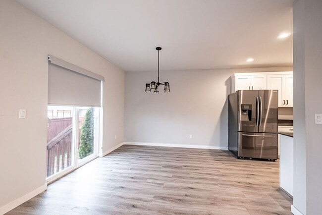 Building Photo - 3 bed 2.5 bath townhouse with garage.