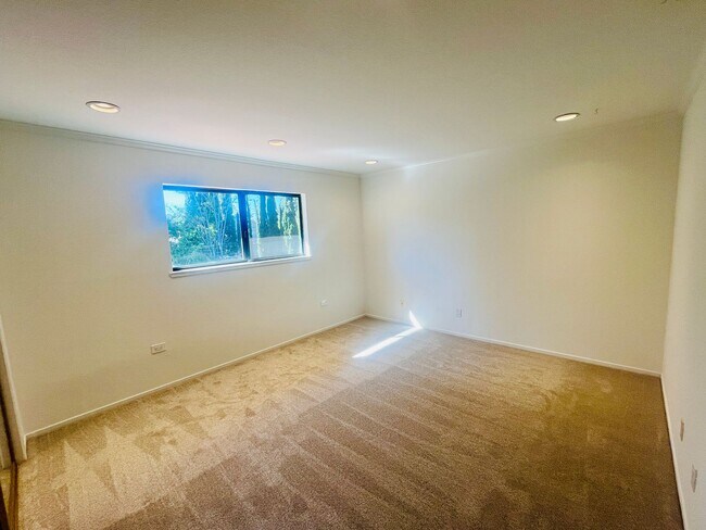 Building Photo - Extraordinary home with expansive yard on a flag lot in Mountain View.  Great Location and Schools.