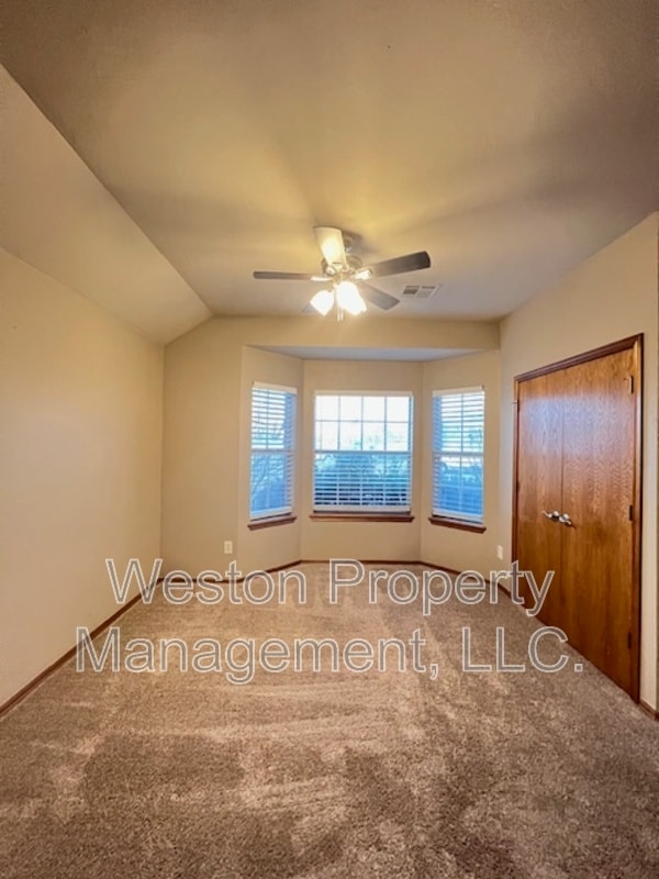 Building Photo - 701 N Ponderosa Way