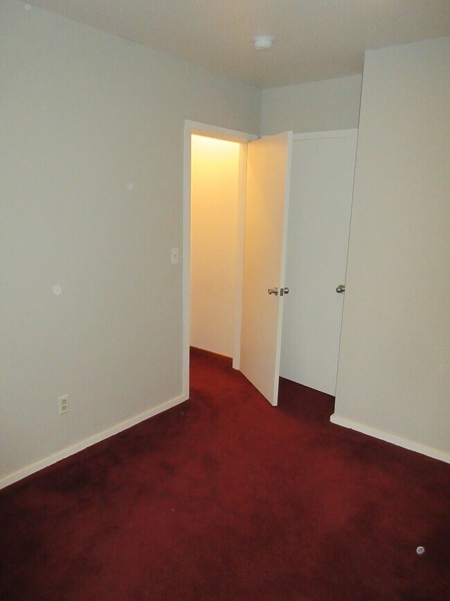 Building Photo - Beautiful Three Bedroom in the Hills of South Salem