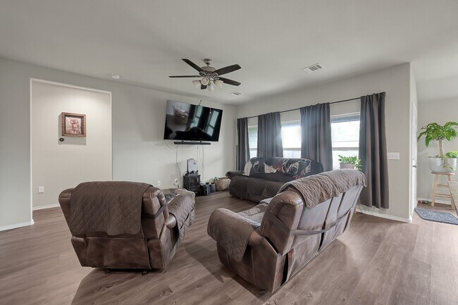 Building Photo - 15127 Willow Tree Ln